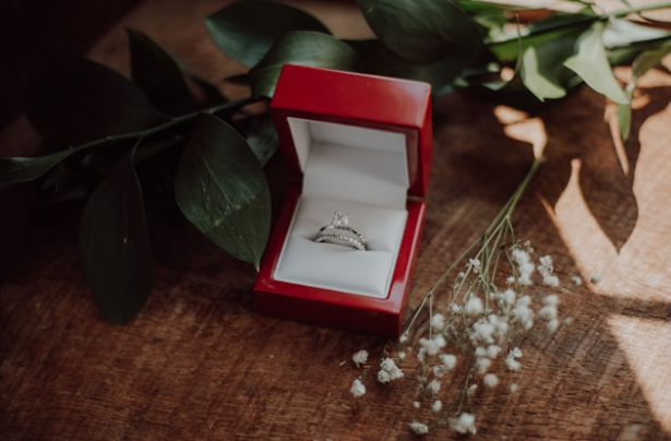 Luxury vs. Expensive: Understanding the True Value of a High-End Engagement Ring